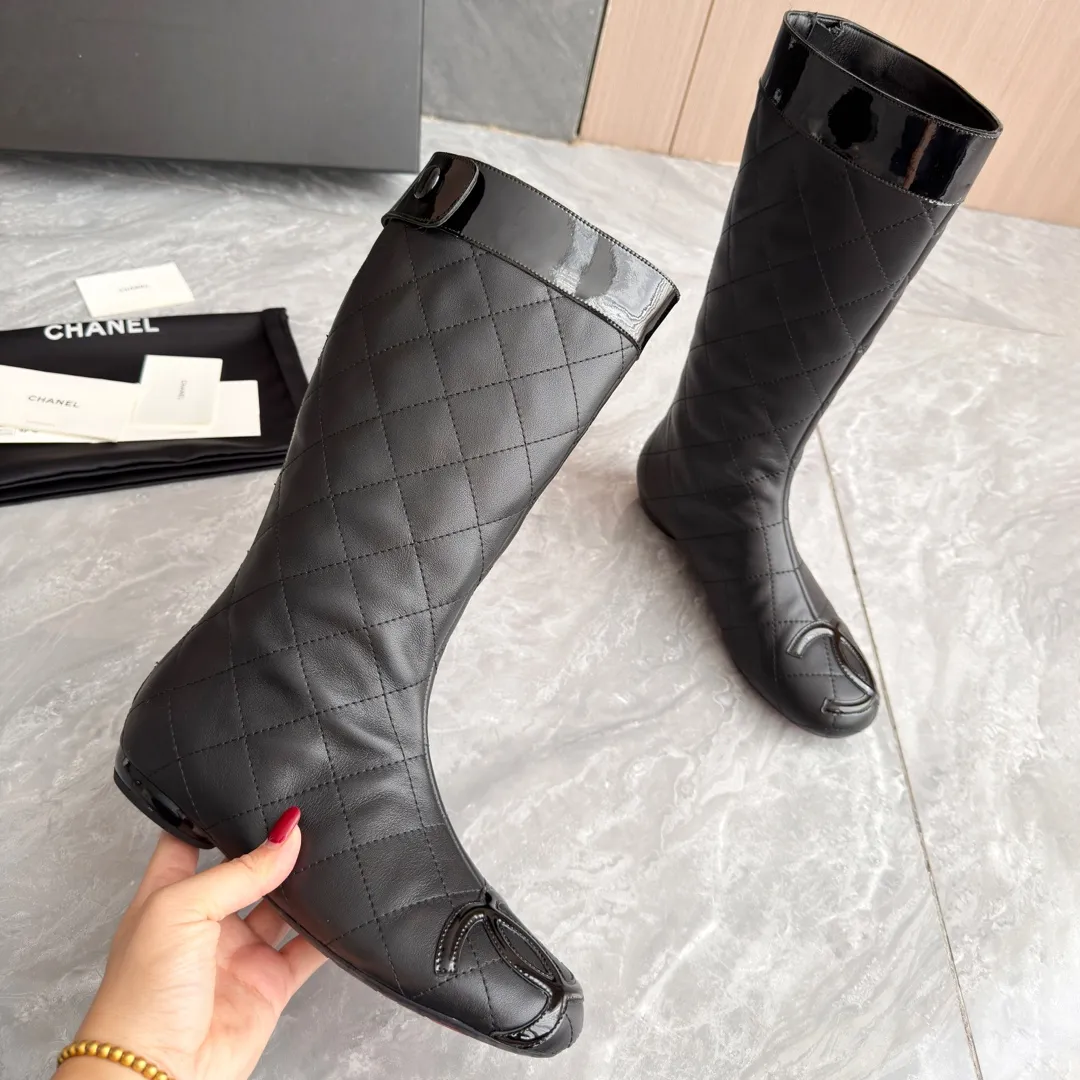 👟👟Ex-factory price 1040👟👟 High version of Chanel CHANEL, 🌞🌞🌞The latest boots from Xiaoxiang 2025 autumn and winter counter, a must-have item for this autumn and winter! ! Ms. Chanel loves simple yet irresistible combinations to show her unique style. Mix and match freely to shine⚡Follow Grandma’s fashion steps! ! ! The top-notch craftsmanship and texture are perfectly presented. No matter any details, you can compare them with the counters. The best quality products can be entered and exited from the counters at will! ! ❶Material: imported cowhide ❷Inner lining: sheepskin lining ❸Feet: sheepskin lining ❹Outsole: original molded sole ❺Heel height: 2 cm ❻Boot shaft height: 13 inches ❼Number: 35-40 (40 and 41 are customized and cannot be returned)